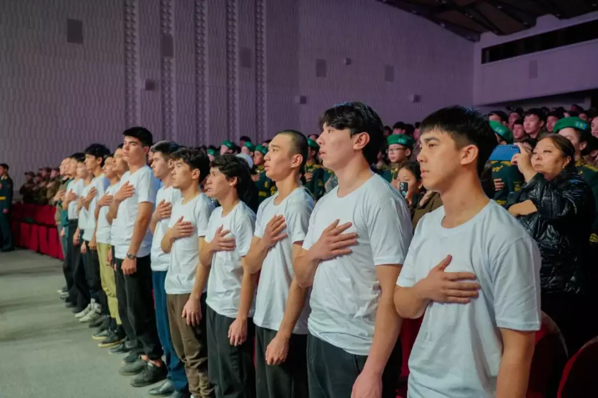 «Защита Родины — дело настоящих мужчин!»: в Астане проводили в армию очередную группу молодых людей