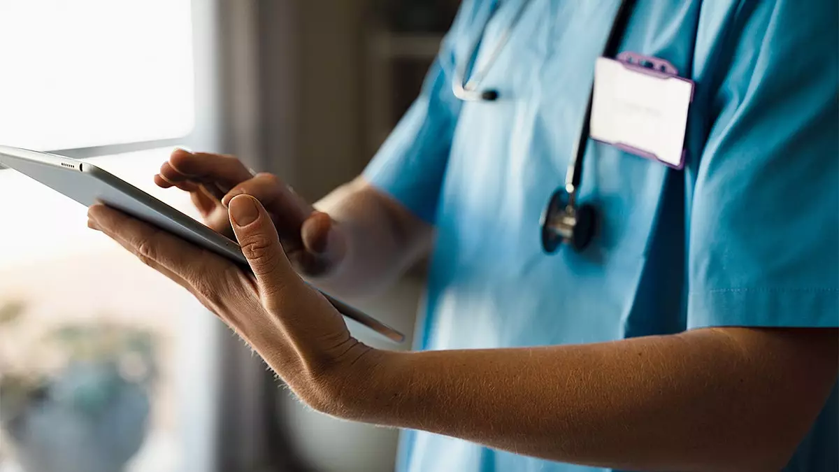 Иностранные выпускники вытесняют американских врачей из престижных программ, утверждается в сенсационной жалобе.