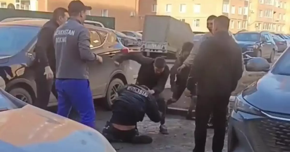  Қостанайда полиция қызметкері соққыға жығылды (ВИДЕО) 