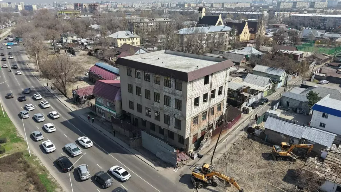 Алматыда заңсыз салынған 4 қабатты ғимарат бұзылып жатыр