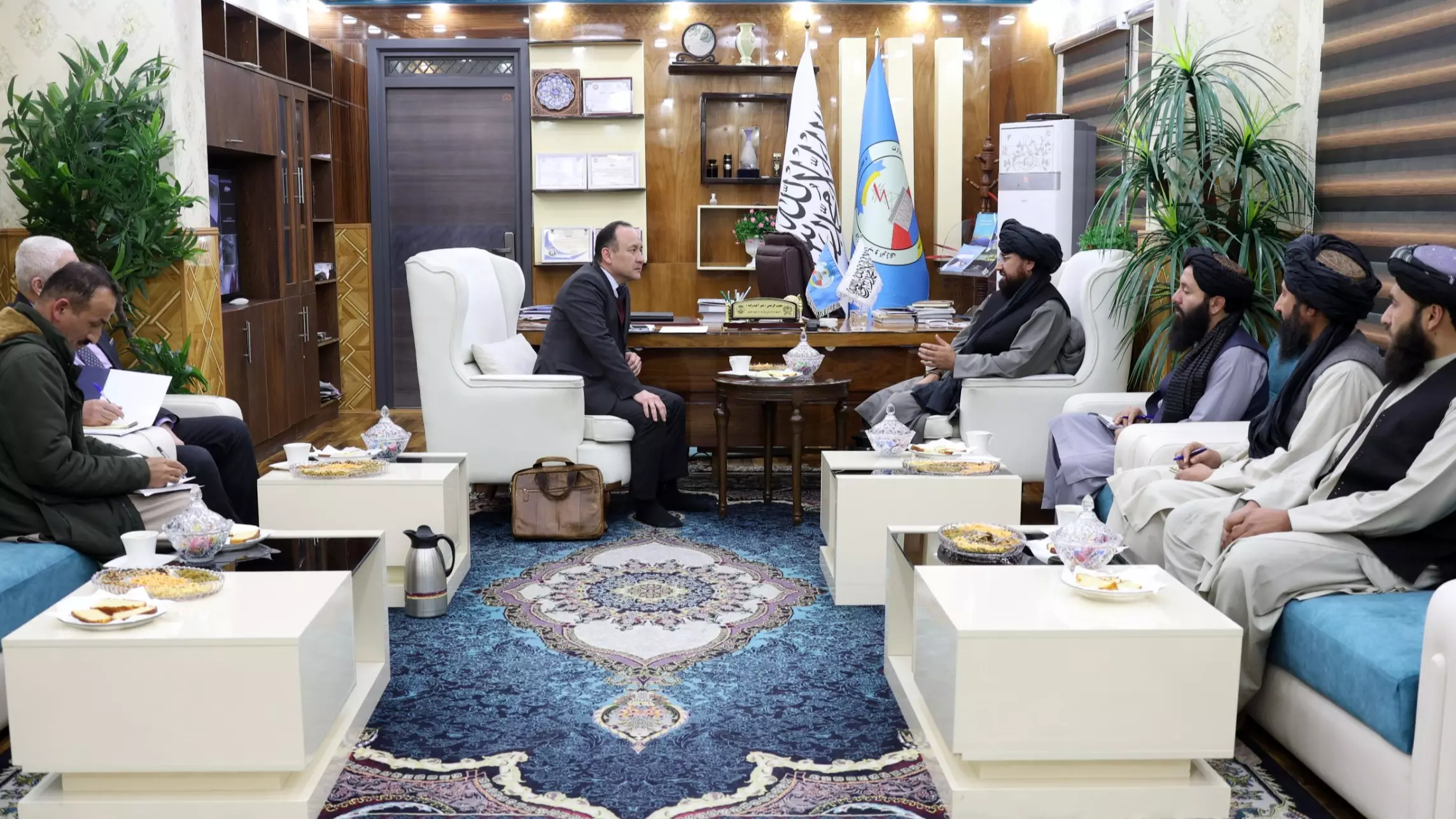 Талибы и Казахстан обсудили расширение сотрудничества в водной и энергетической сферах.