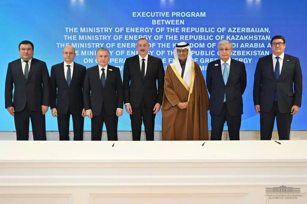 Лидеры Узбекистана, Азербайджана и Казахстана запустили проект по развитию транскаспийского маршрута.