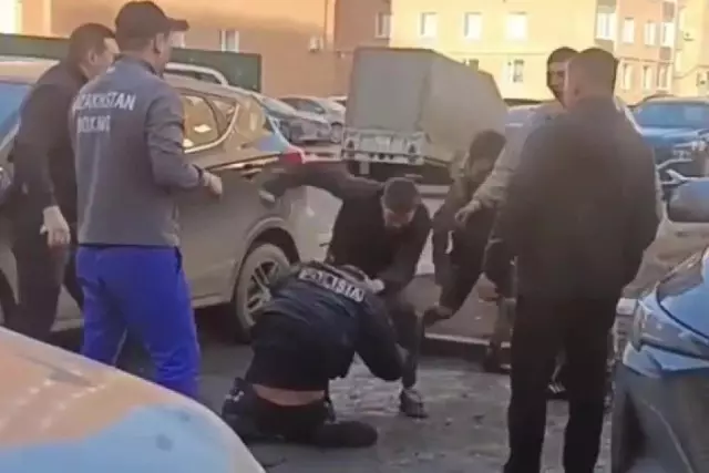 Қостанайда бр топ адам полиция қызметкерін аяусыз ұрған (ВИДЕО)