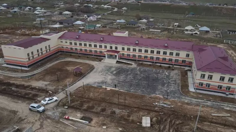 В Туркестане школа не выдержала трёх лет, ремонтируют её учителя