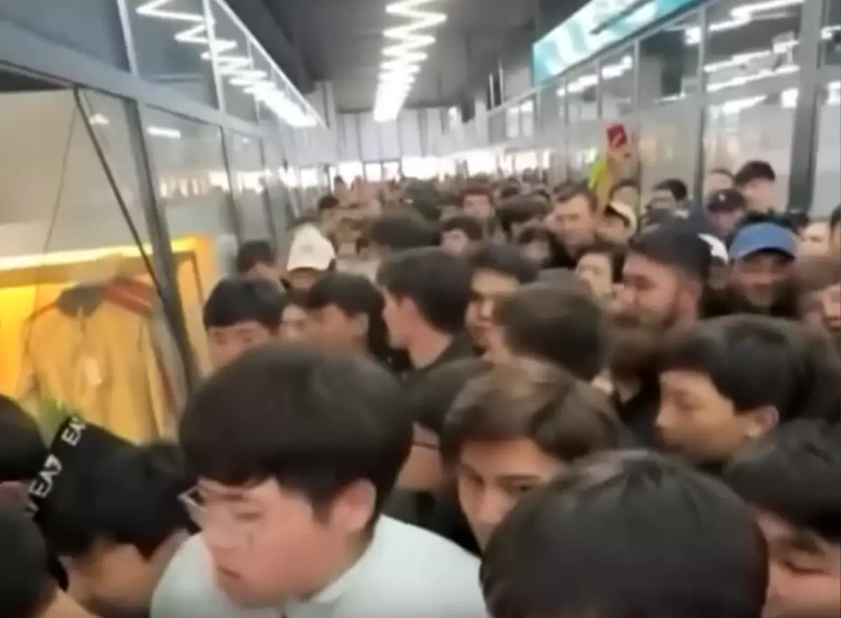 Таразда дүкен иесі айыппұл арқалады: Келушілердің көптігінен бала есікке қысылып қалған