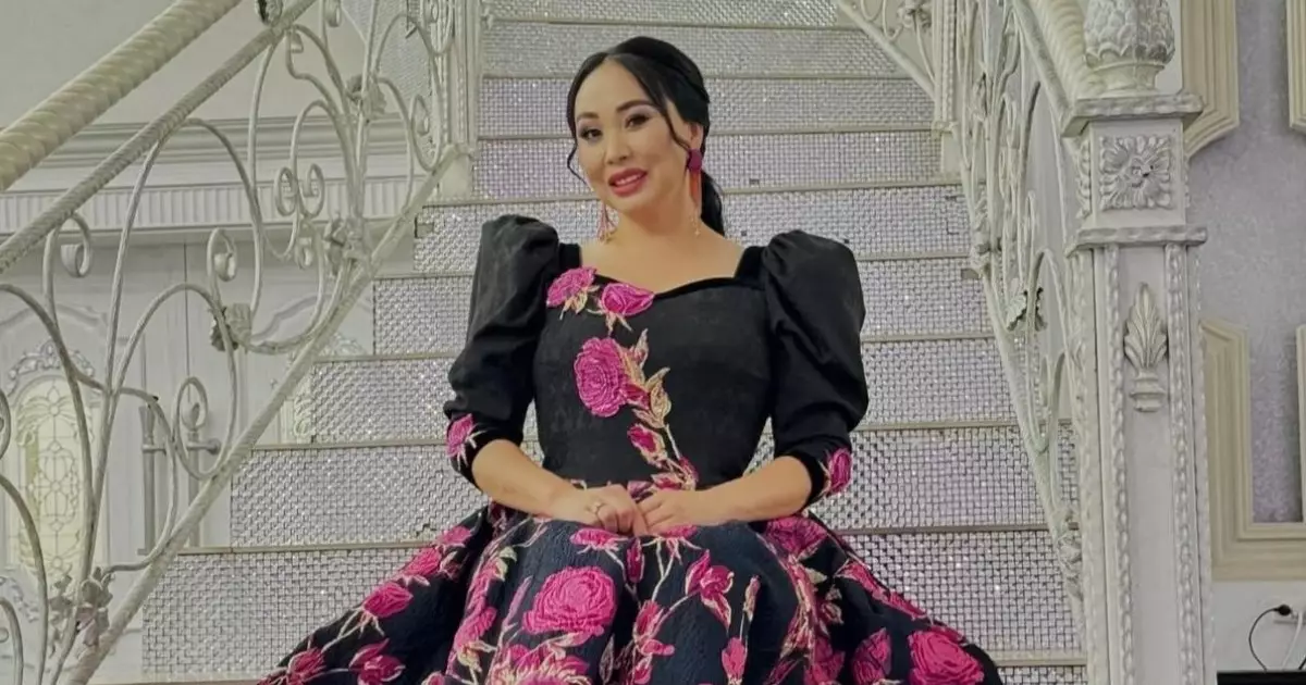  `Ырымшыл халықпыз`: Қарақат Әбілдина Мөлдір Мұқанның қызына сыйлық берді 