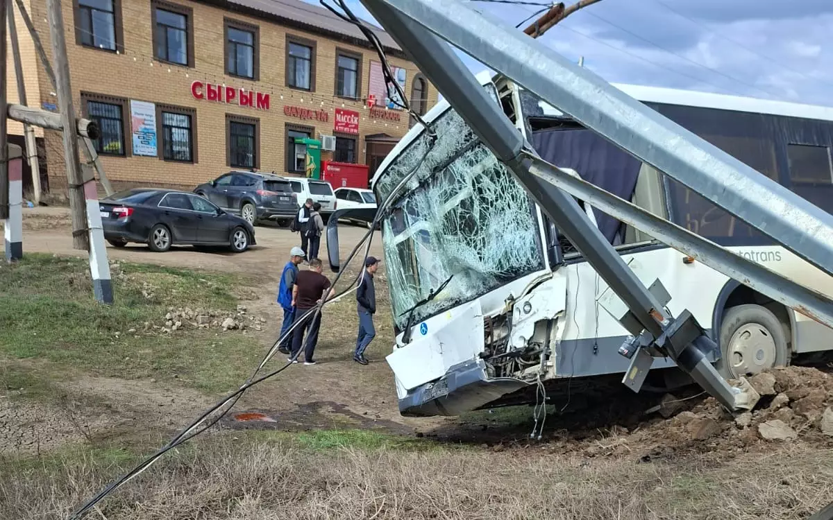 Батыс Қазақстанда мектеп автобусы жол апатына ұшырады