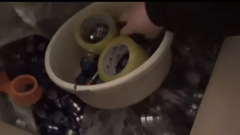 Казахстанец разливал “элитный алкоголь“ в гараже: видео