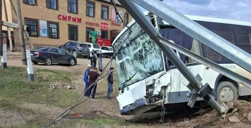 После ДТП со школьным автобусом в больницу попали 24 ребенка ЗКО