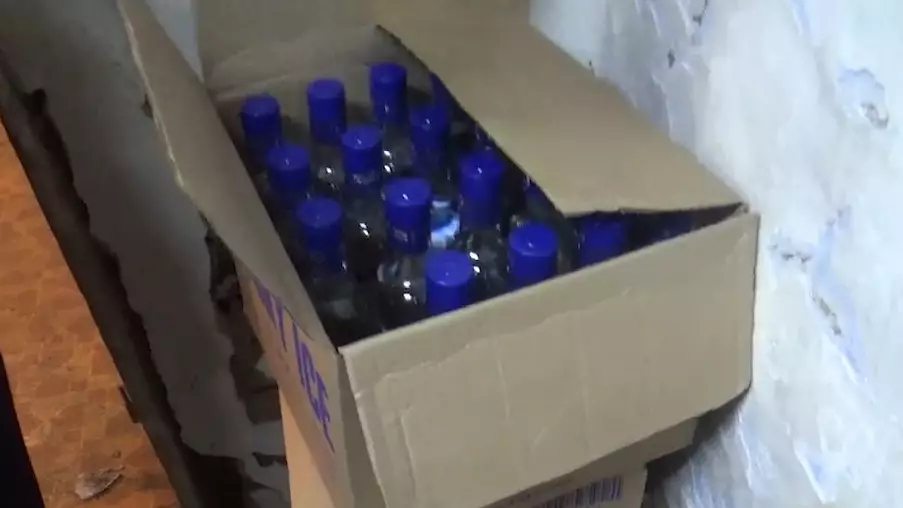 Спиртке су құйған: Семейде танымал брендтерді қолдан жасаған жасырын цех жойылды