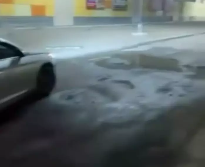 Қарағандыда жол азабы: салық төлеген жүргізуші шұңқырдан көз ашпай жүр