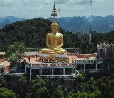 Турист погиб, поднимаясь по 1260 ступеням к храму в Таиланде