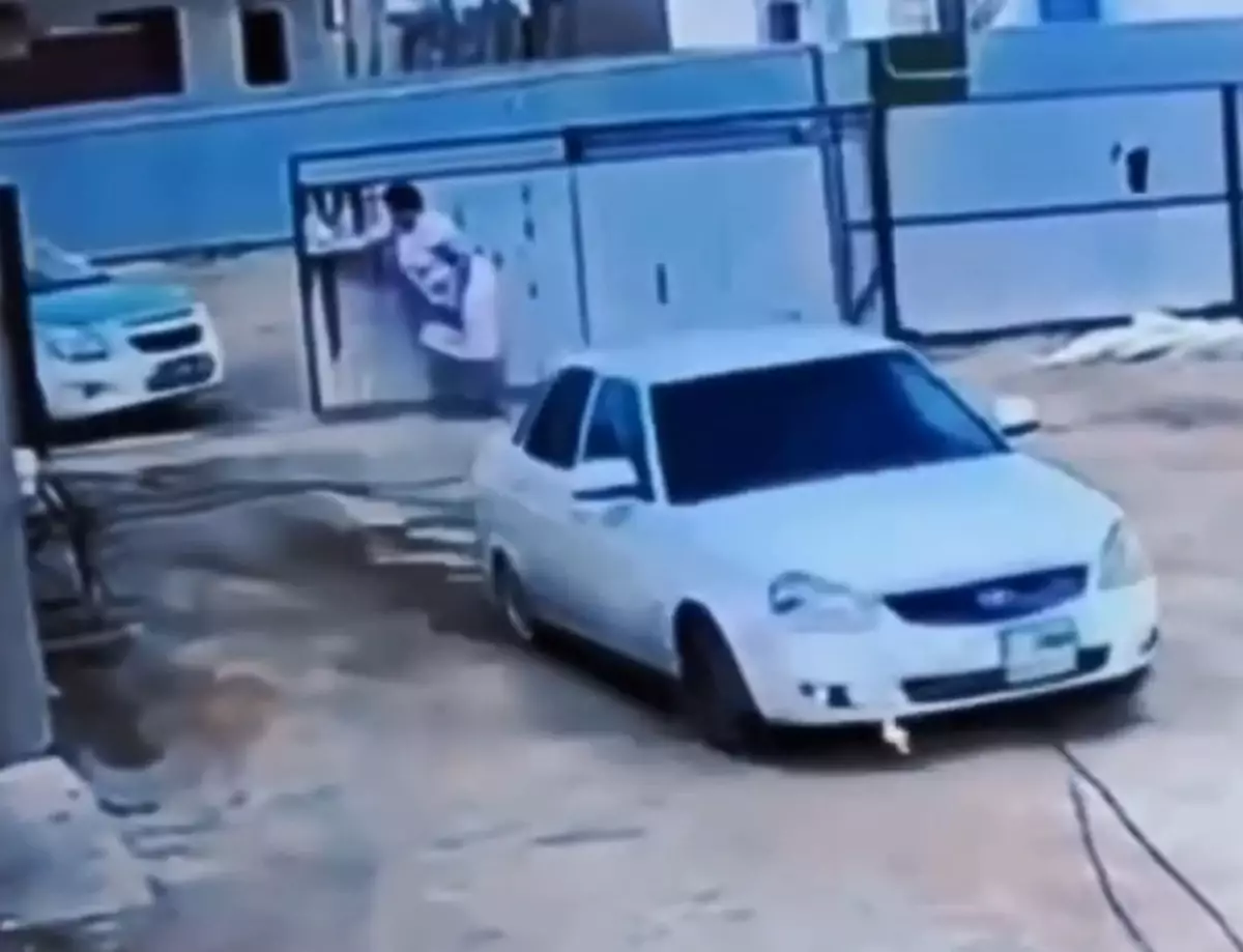 Атырауда әйел жүргізуші куәлігі жоқ жігітті қуған полицейлерге кедергі жасады (видео)