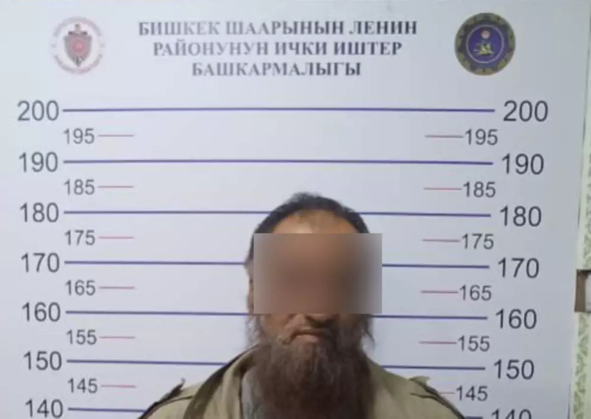 Ер адам балаларға ине салынған кәмпит таратқан