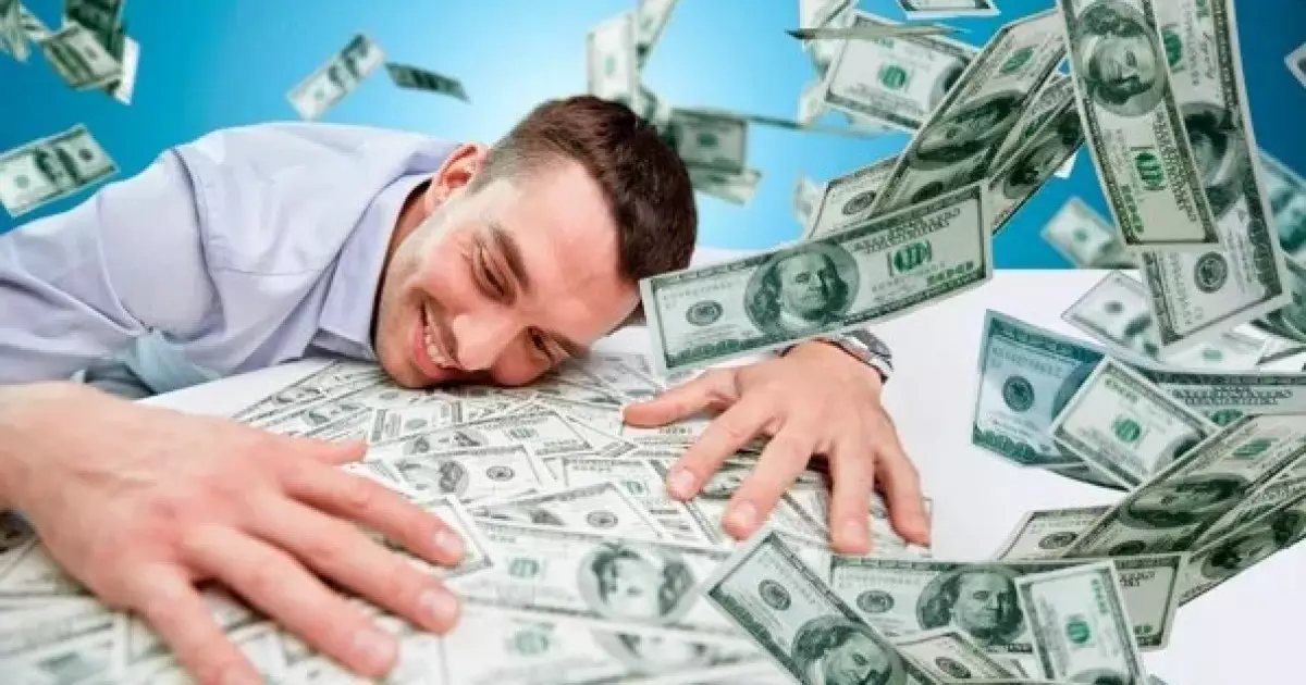  55 жастағы әйел өзінен 30 жас кіші жігітке үйленіп, 3 миллиард теңге ақшасын сыйлаған (ФОТО) 