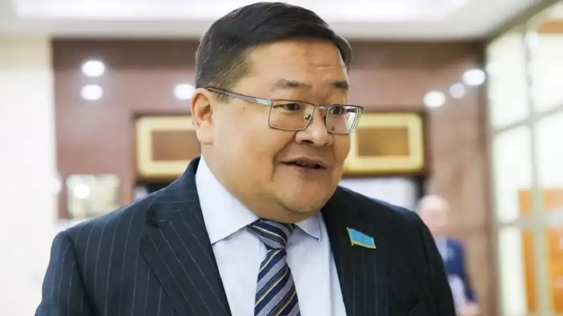 Мас жүргізушілерге кешірім жоқ: Айдос Сарым куәлігінен айырылғандарды рақымшылық тізіміне қоспауды талап етті