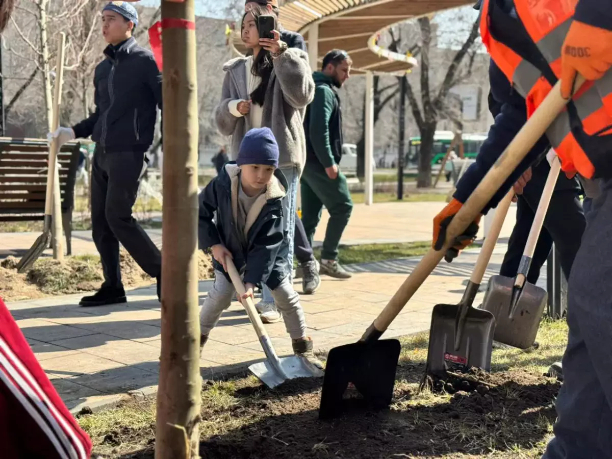 Алматының Алмалы ауданында күн сайынғы тазалық жұмыстарына 1000-нан астам адам жұмылдырылған
