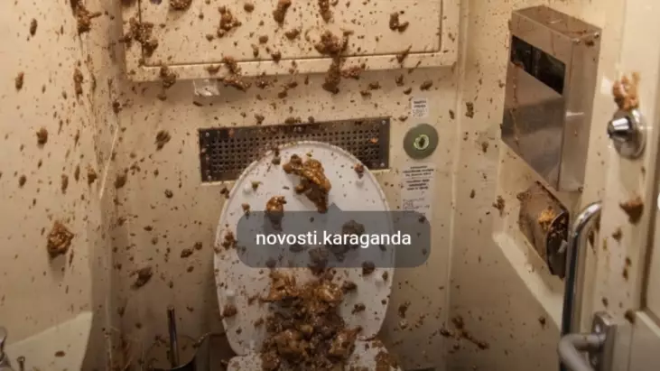 Пойызда дәретхана жарылып, ішіндегісінің бәрі сыртқа атылған