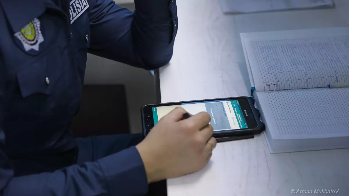 Алматыда 14 қылмысты жасырған тергеуші сотталды