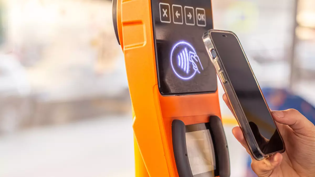 Эксперт предупредил о рисках оплаты по лицу и ладони