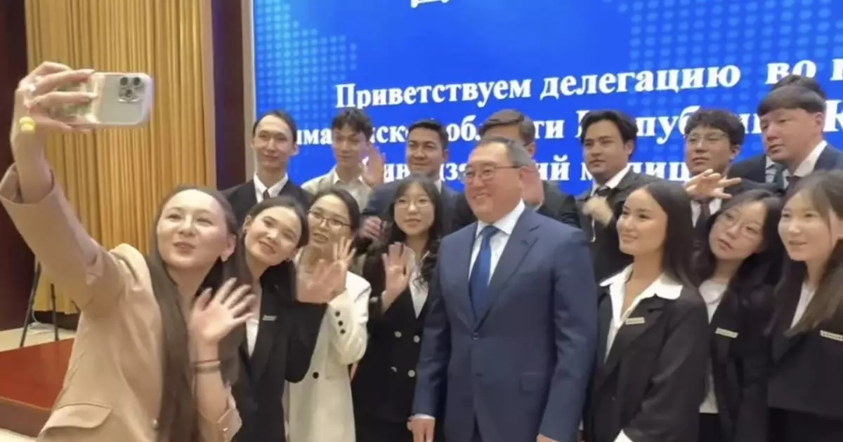  Чувствует себя Президентом? Аким Султангазиев встретился со студентами в Китае 