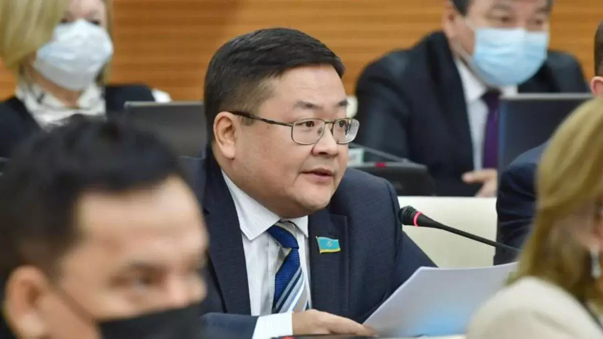 «Моральдық құқығымыз жоқ»: Депутат жүргізуші куәлігінен айырылғандарға рақымшылық жасауға қарсы шықты