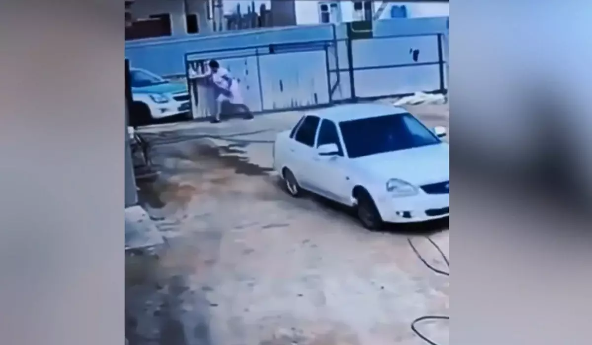 Полициядан қашып, ауласына жасырынған: Атырауда жас жігіт 10 тәулікке қамалды