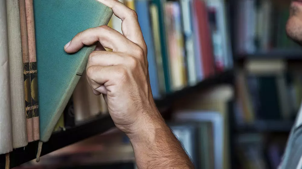 Қазақстанда кейбір кітаптарды сақтауға тыйым салынады: оны қалай тексереді?