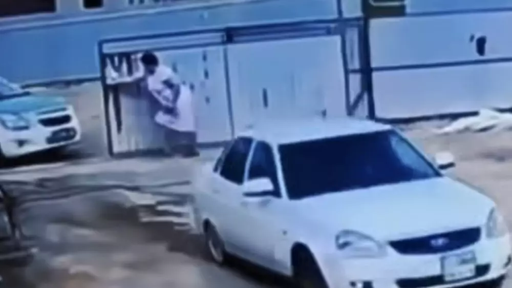 Атырауда анасы ұлының полицейлерден қашуына көмектескен: видео