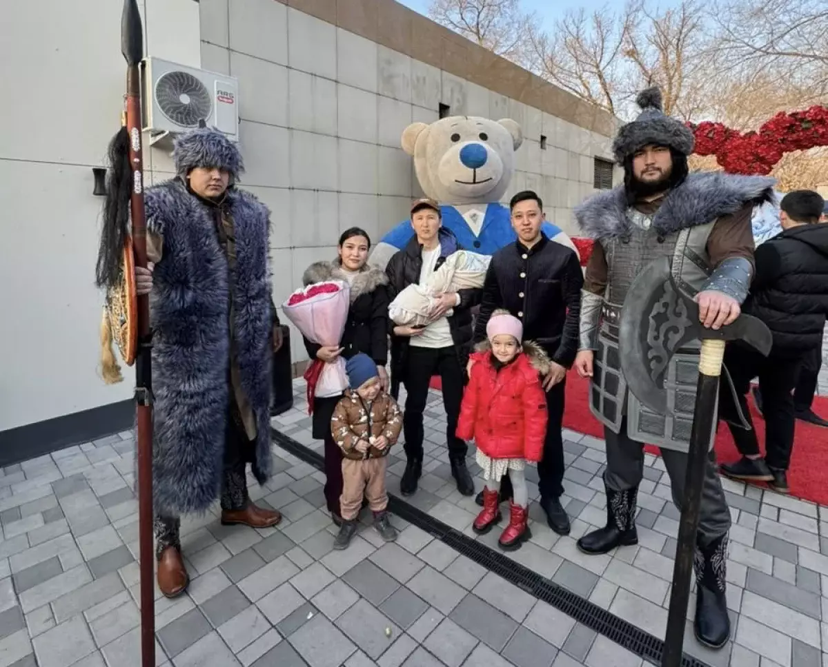 Сәбиіне Кенесары есімін қойған 10 отбасыға уәде етілген жөргекпұл табысталды