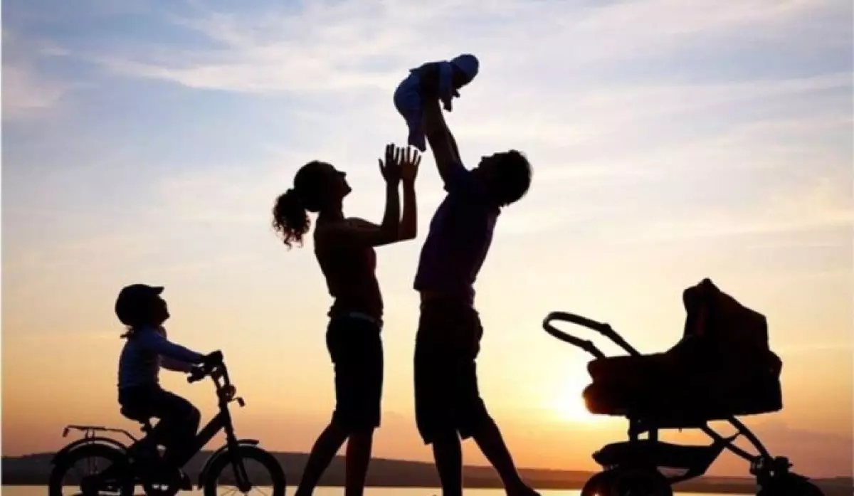 Әке-шешесі еркелетпеген балалар 30-дан асқанда қоғамнан теперіш көреді