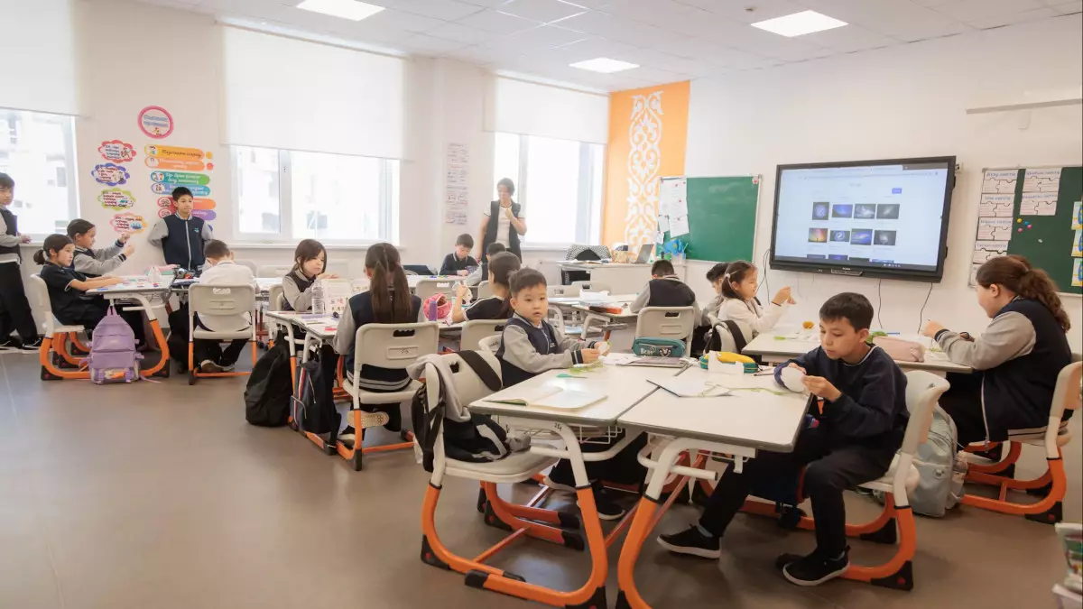 До 1,5 часа ежедневно: учителя жалуются на нагрузку в Kundelik.kz
