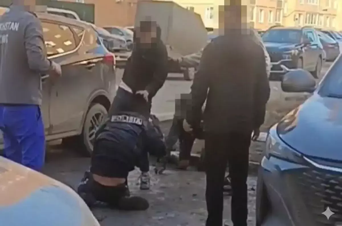 Напавших на полицейского с детьми в Костанае арестовали