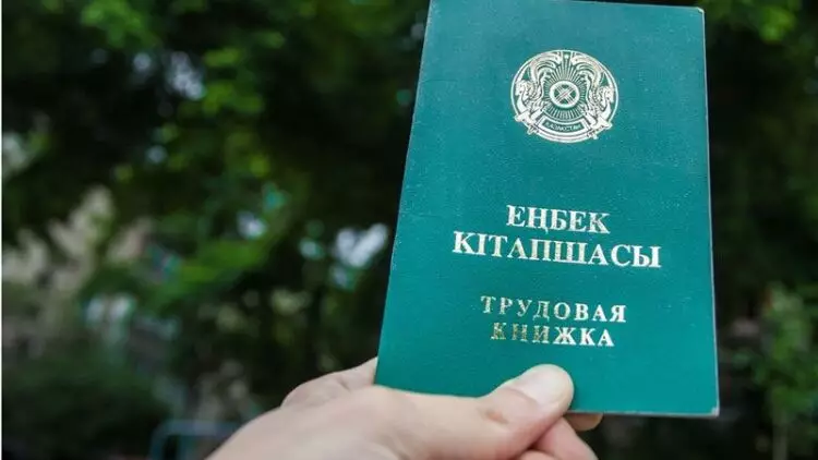 Кому пригодятся старые трудовые книжки, рассказали в Минтруда