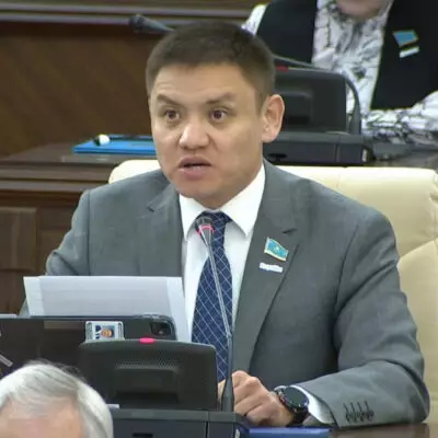 “41% уходит на налоги”: Депутат предложил снизить налоговую нагрузку на зарплаты в Казахстане
