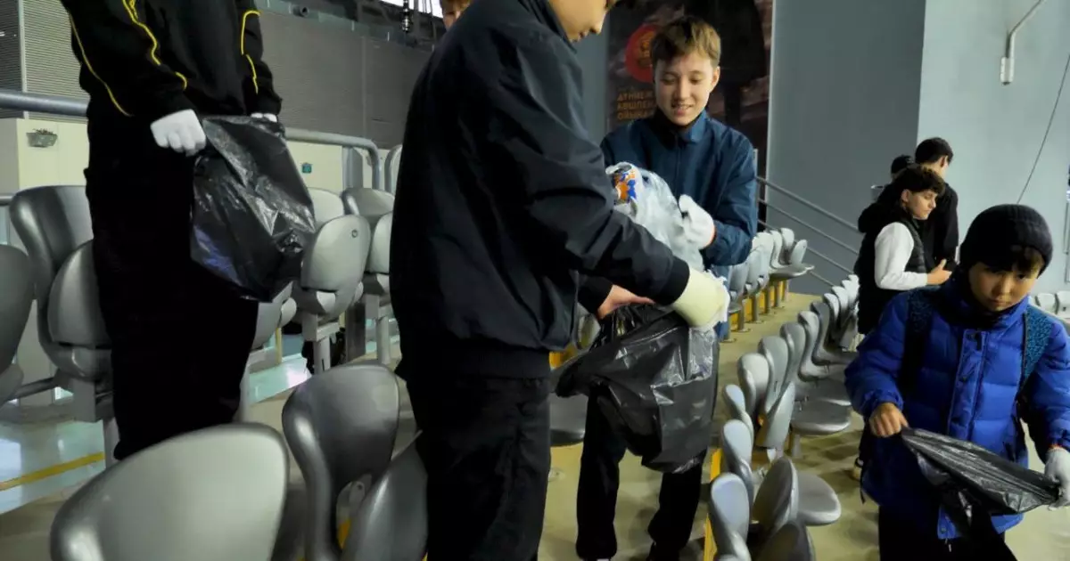   «Астана Аренада» ерекше көрініс: жанкүйер балалар матчтан кейін тазалыққа кірісті   