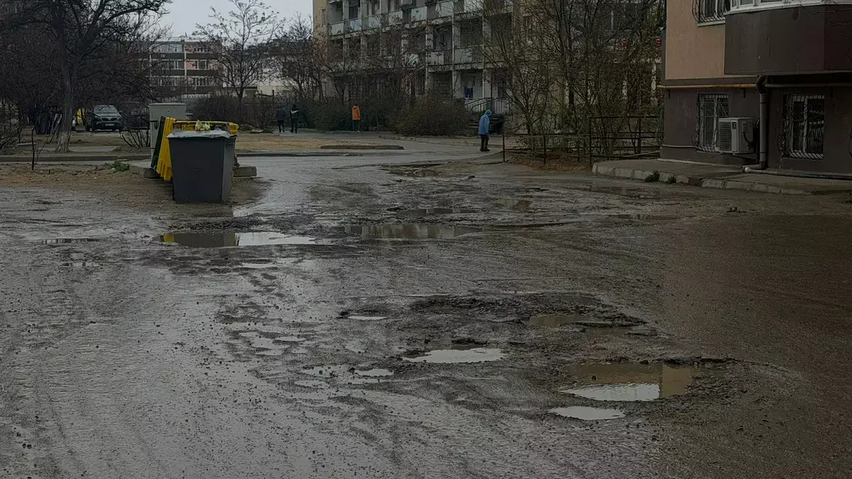 Жители Актау год не могут добиться восстановления асфальта после ремонта КЖСА - новости на Lada.kz 01.04.2026