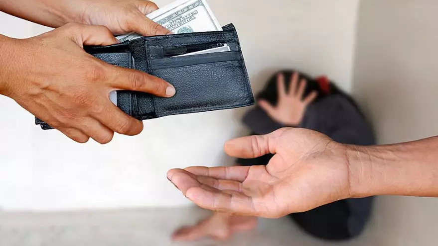 «Екі жыл бойы адам саудалаған»: Көпбалалы ананың сұмдық қылмысы әшкере болды