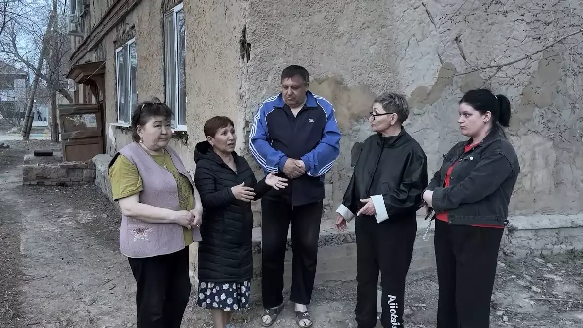 "Әбден қажыдық": Жезқазғанда апатты үй тұрғындары жаңа баспанаға қашан қол жеткізеді