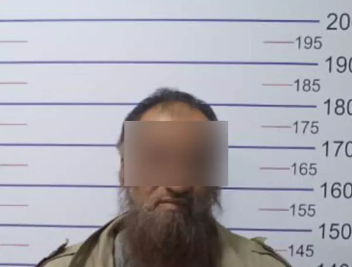 В Бишкеке мужчина раздавал детям конфеты с иглами внутри