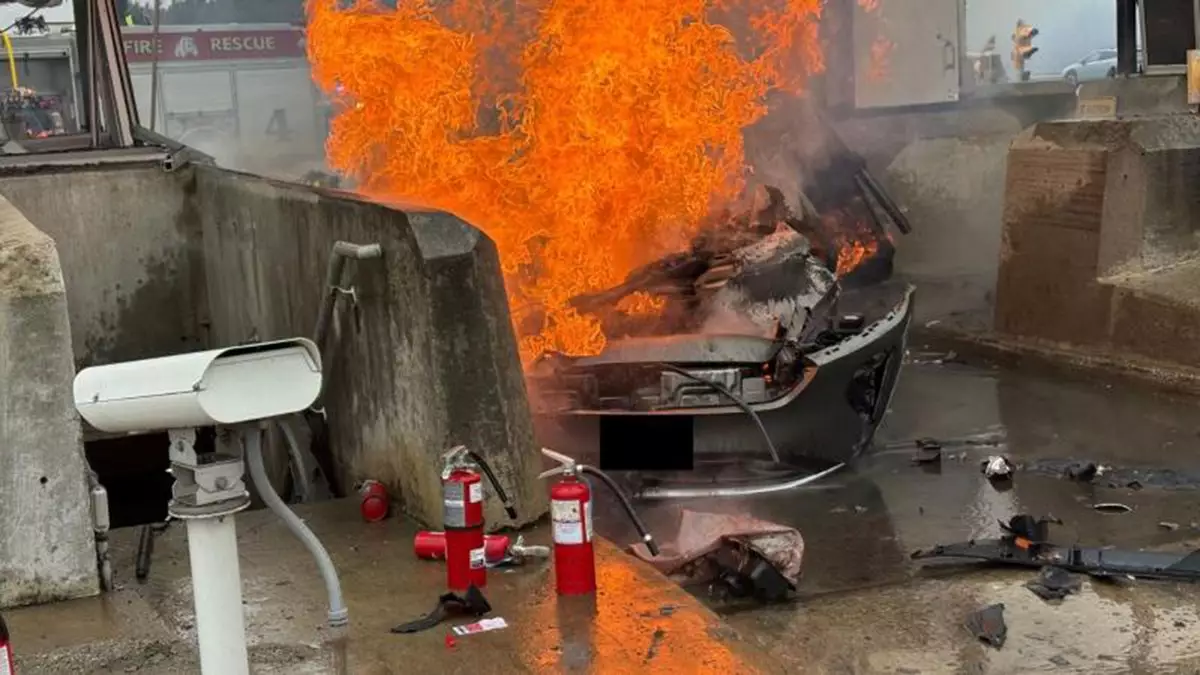 Актер озвучки "Бургеров Боба" Юджин Мирман госпитализирован с серьезными травмами после аварии с пожаром в Нью-Гэмпшире.