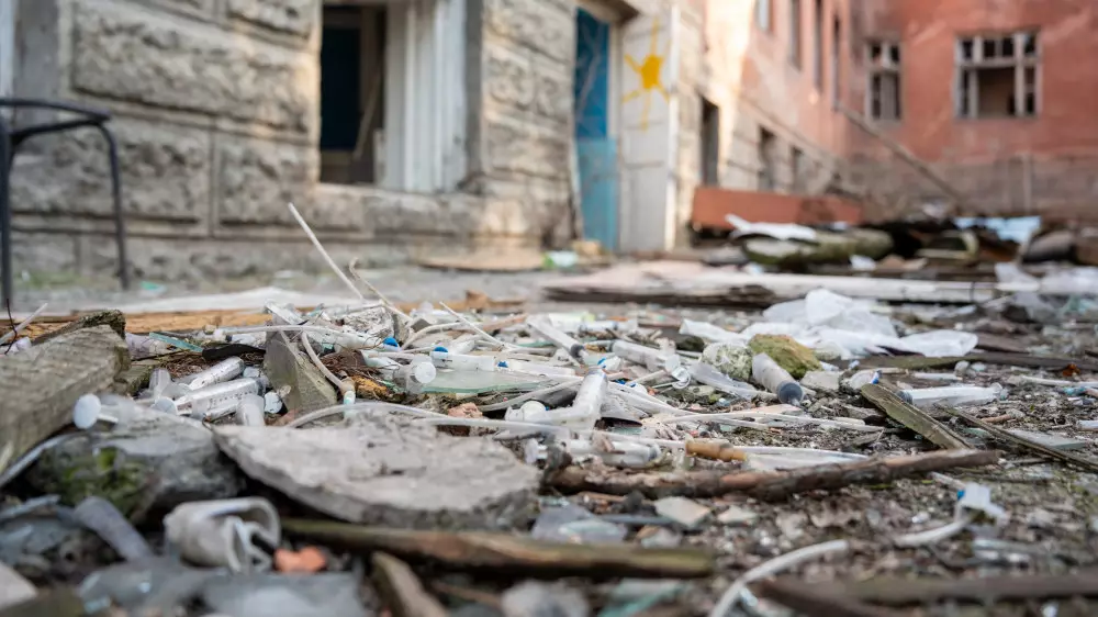 Разрушение, загадочное исчезновение крыши и долгие суды. Странная история больницы в центре Алматы