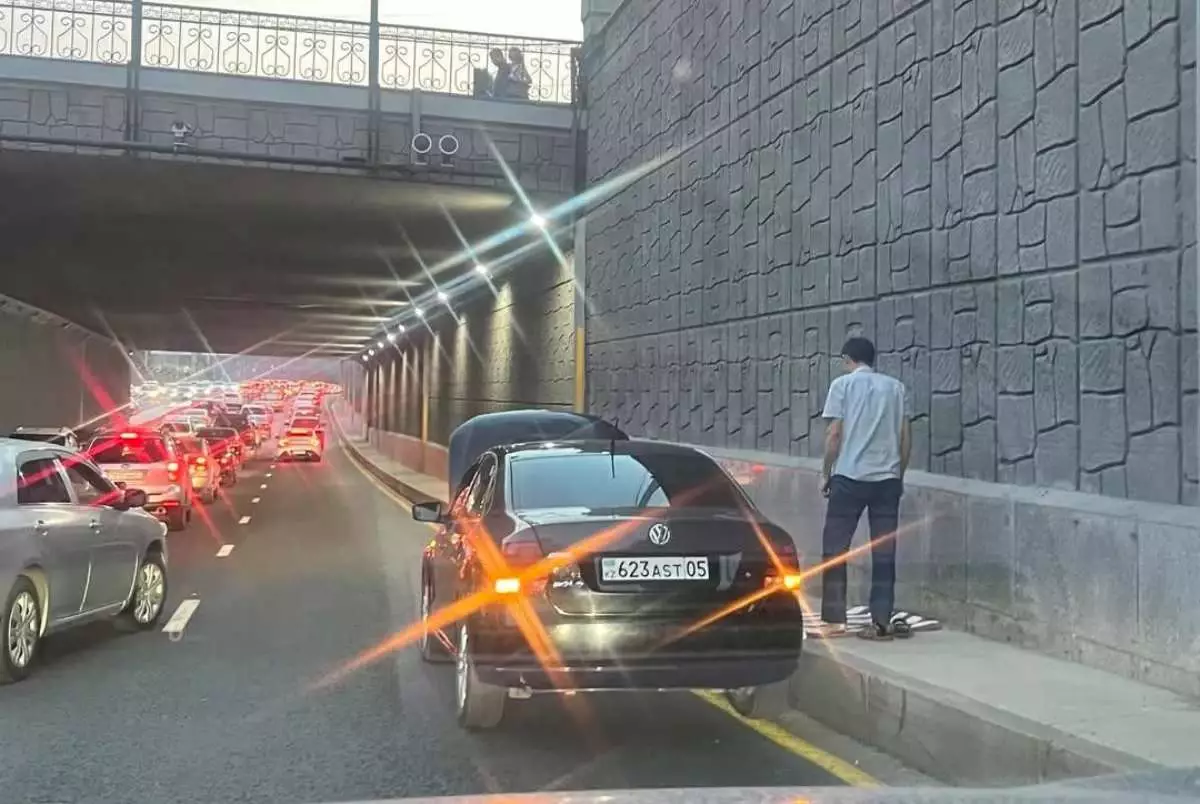 Жол үстінде намаз оқуға тыйым салынады – Имам