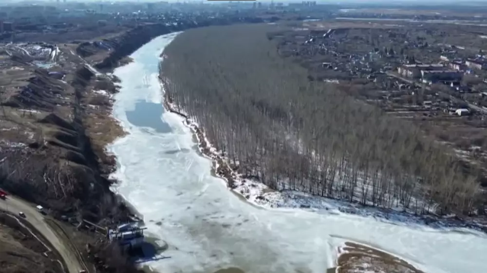 Вода переливается через плотину на севере Казахстана, пик паводка ещё впереди