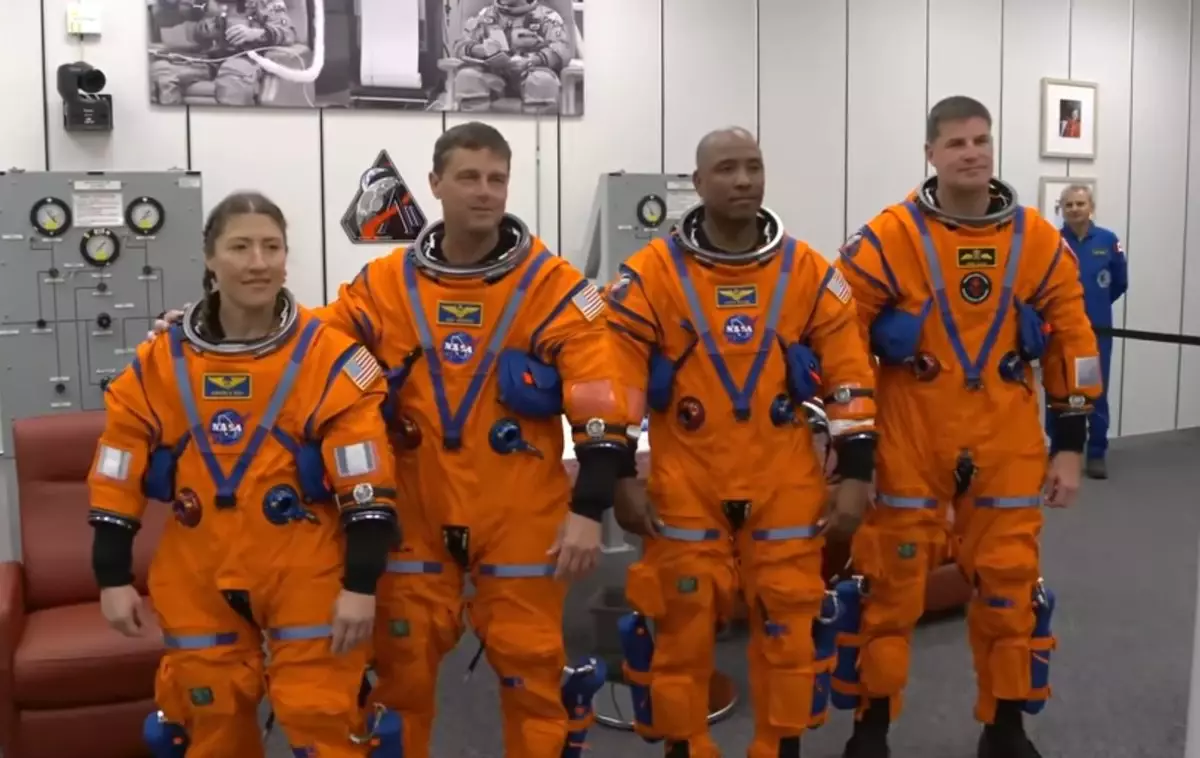 54 жыл үзілістен кейін адамзат Айға ұшты: Америка ғарышқа аттанған үш ғарышкерді атады