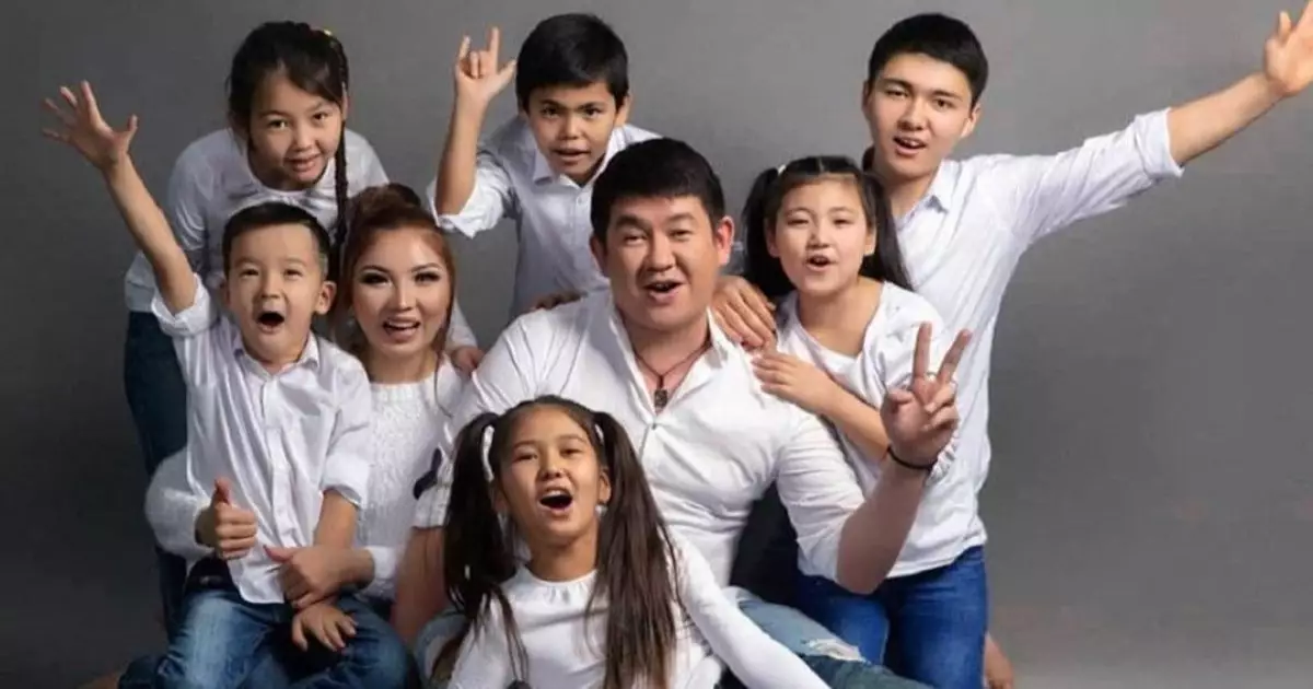  Танымал продюсер сегізінші рет әке атанды 