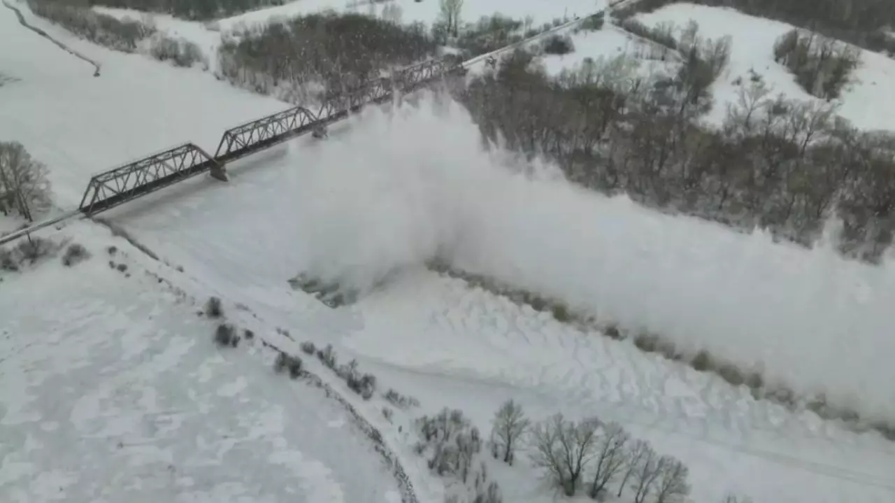 Лед взрывают на реках ВКО