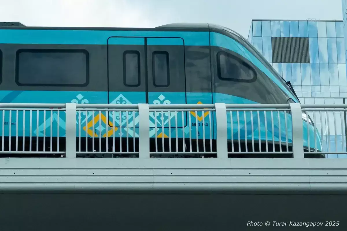 В Астане на ЛРТ появились светофоры