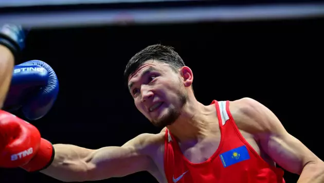 Казахстанский боксёр на разгроме вышел в 1/4 финала ЧА-2026