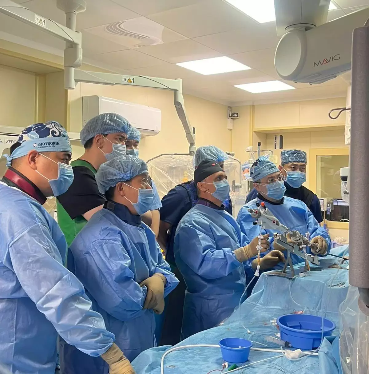 Казахстанские врачи сделали редкие операции на сердце вместе с международным экспертом